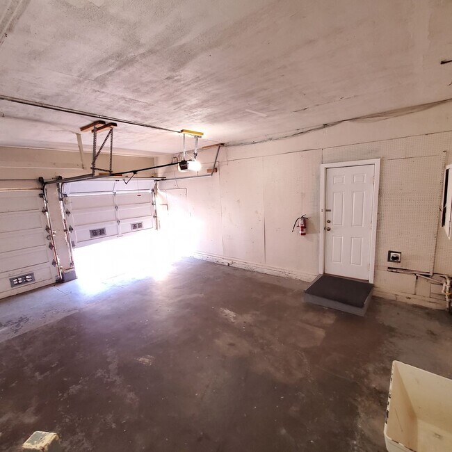 Building Photo - 2 Bedroom Apartment with covered car garage