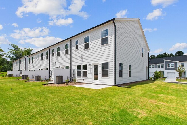 Building Photo - Spacious End-Unit 3-Bedroom Townhome in Pr...