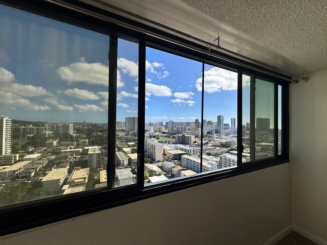 Building Photo - Bright and Breezy 2 bed, 1.5 bath, 1 covered parking top floor condo in Makiki!!