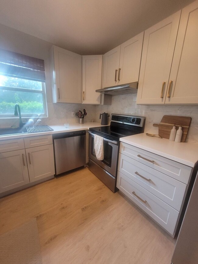 Building Photo - Modern 3 Bed, 2 Bath Home in Chelsea Parc ...