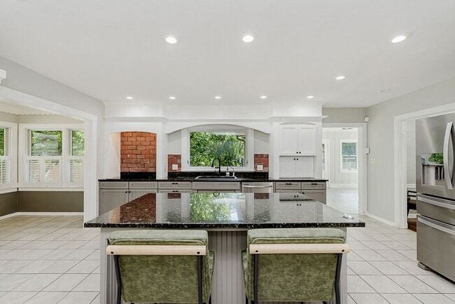 Building Photo - Elegant Updated Meridian-Kessler Home on E...