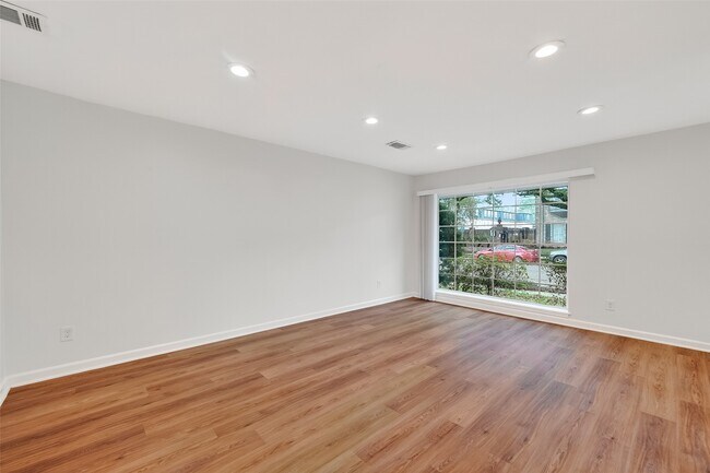 Building Photo - 500 N Post Oak Ln