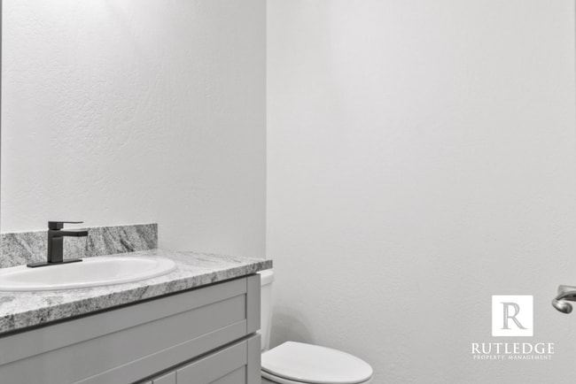 Building Photo - 3 Bed/2.5 Bath Townhome in Medford