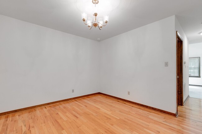 Building Photo - Charming 3 bedroom House with a Huge Yard ...