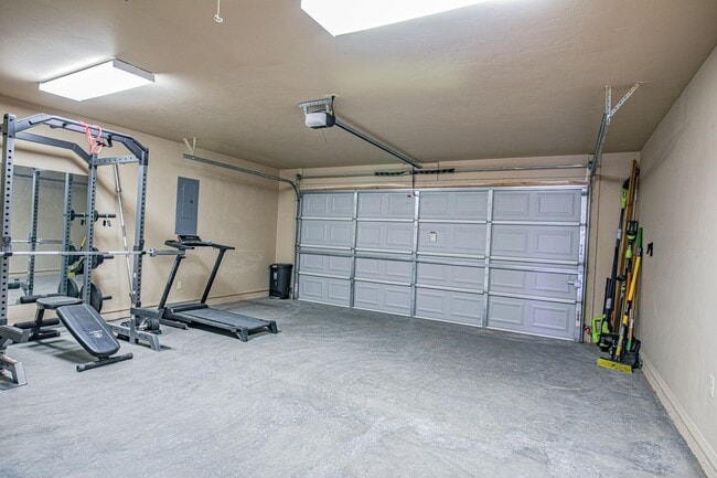 Building Photo - Beautiful 4 Bedroom/2 Bath Home