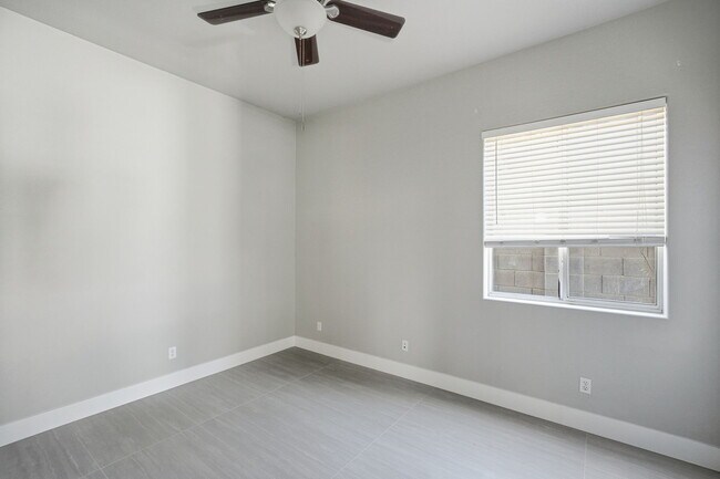 Building Photo - 1425 W Commerce Ave