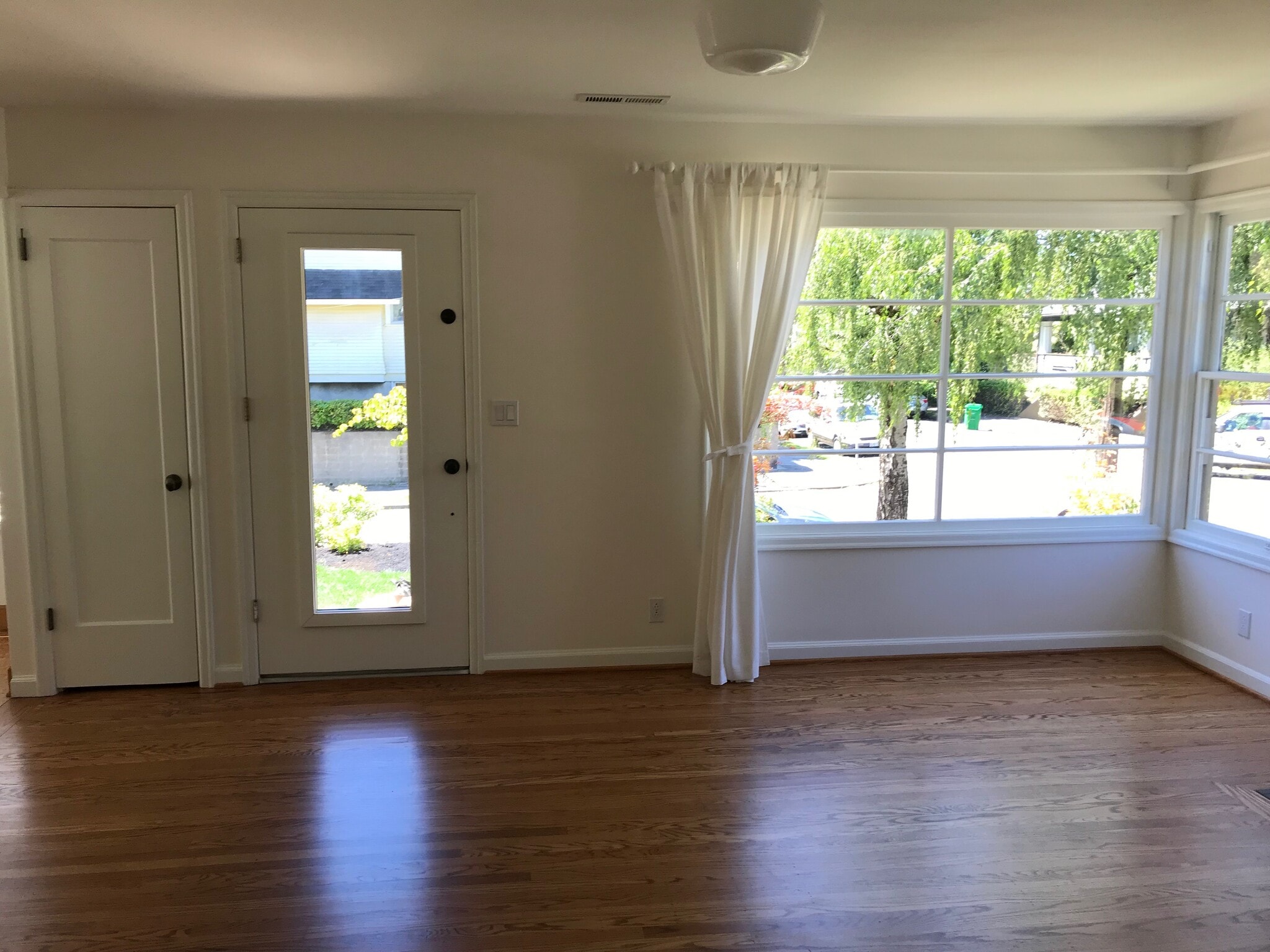 Building Photo - 4070 NE 8th Ave