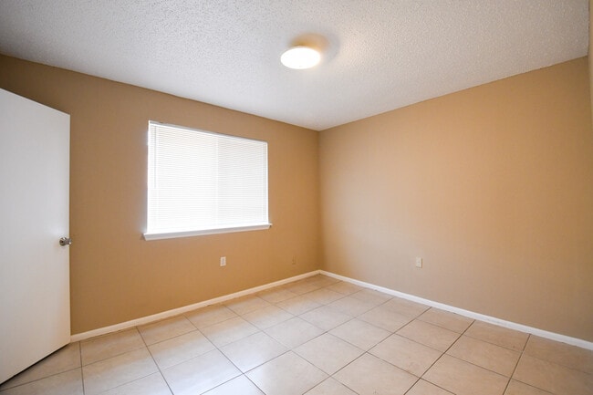 Building Photo - 1304 N Sugar Ridge Rd