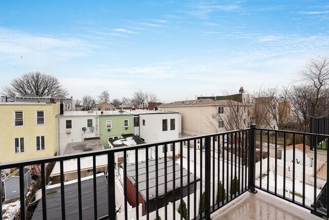 Building Photo - 290 Griffith St