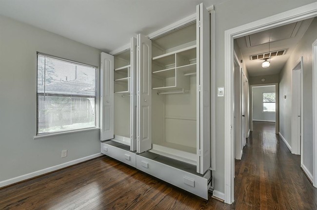 Building Photo - 1349 Martin St