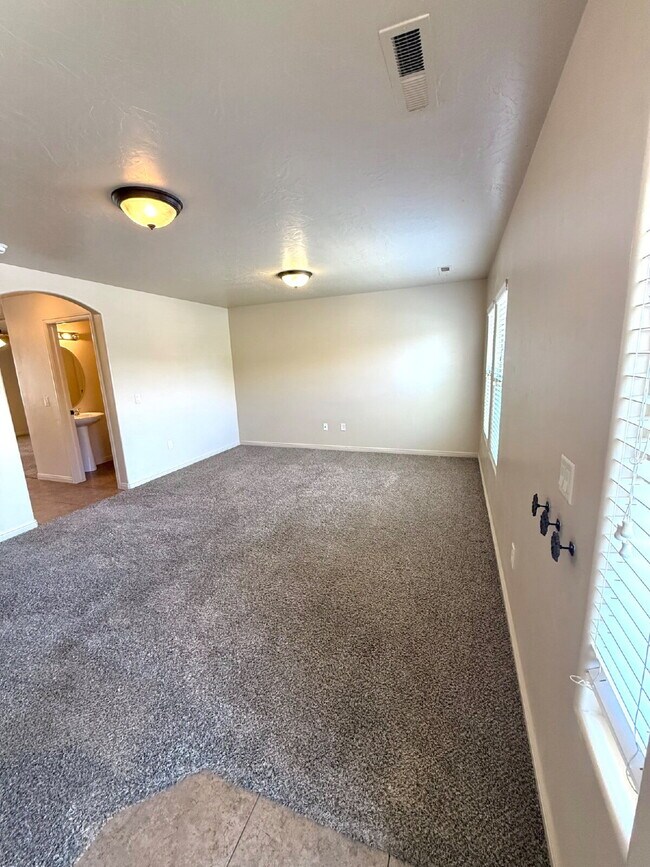 Building Photo - Fossil Hills Townhomes 3 Bed 2.5 Bath