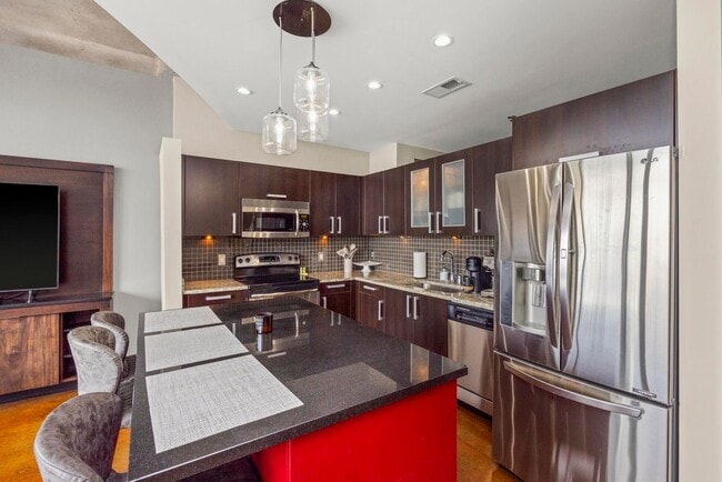 Building Photo - 600 12th Ave S