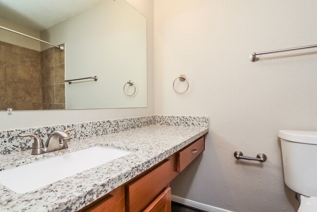 Building Photo - 2305 Parkview Dr