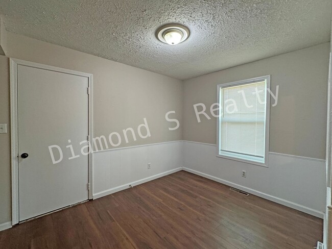 Building Photo - Cute 3 bedroom Home Available Now!