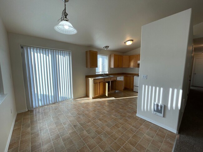 Building Photo - 822 SE Maui Ln