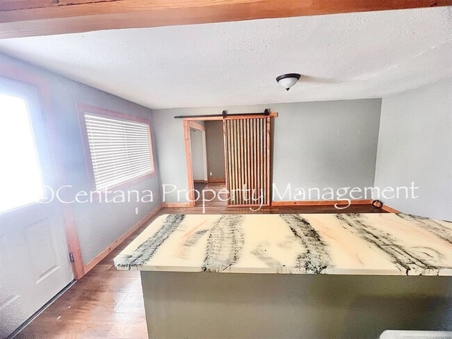 Building Photo - 611 E 6th St