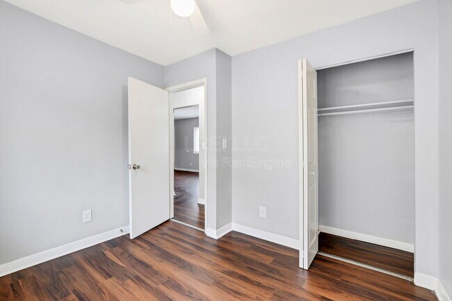 Building Photo - 2425 Lindsay Ave