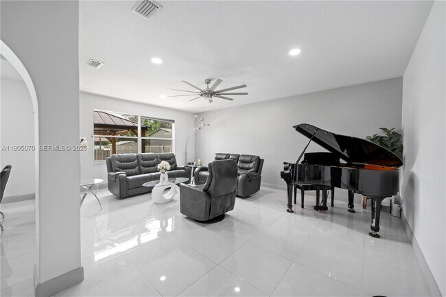 Building Photo - 17125 35th Pl N