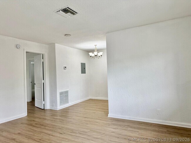 Building Photo - 1671 NE 33rd St