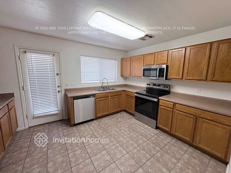 Building Photo - 954 E Pima Ave