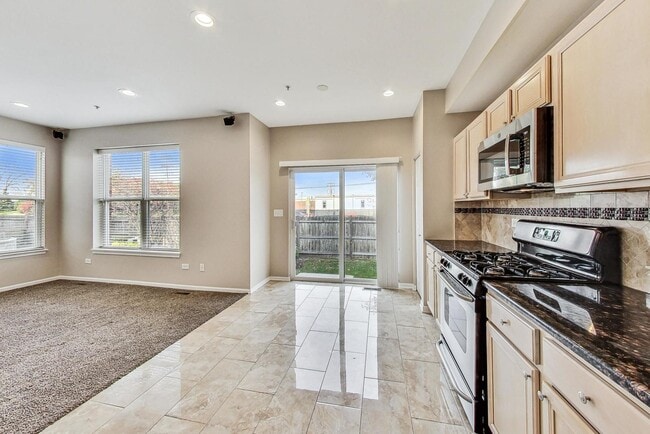 Building Photo - 1686 Buckingham Dr