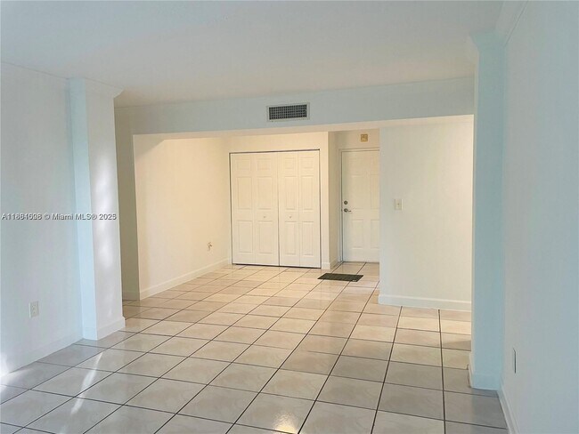 Building Photo - 9440 Fontainebleau Blvd