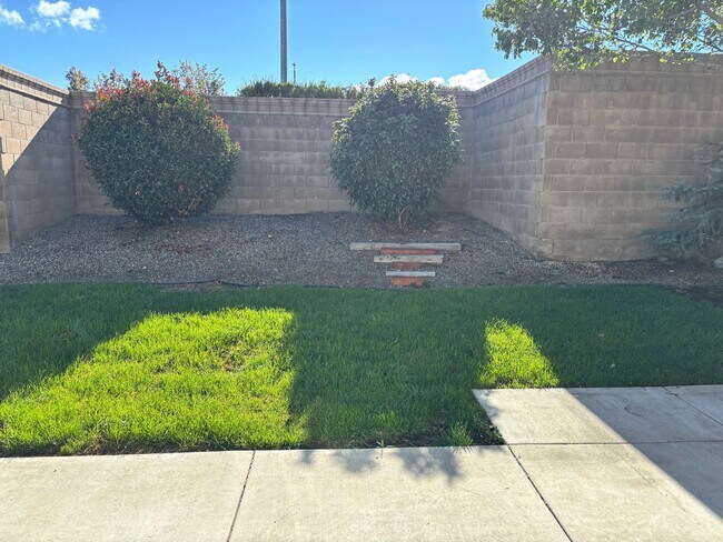 Building Photo - BEAUTIFUL, SPACIOUS,  4 BEDROOM, 2 BATHROO...