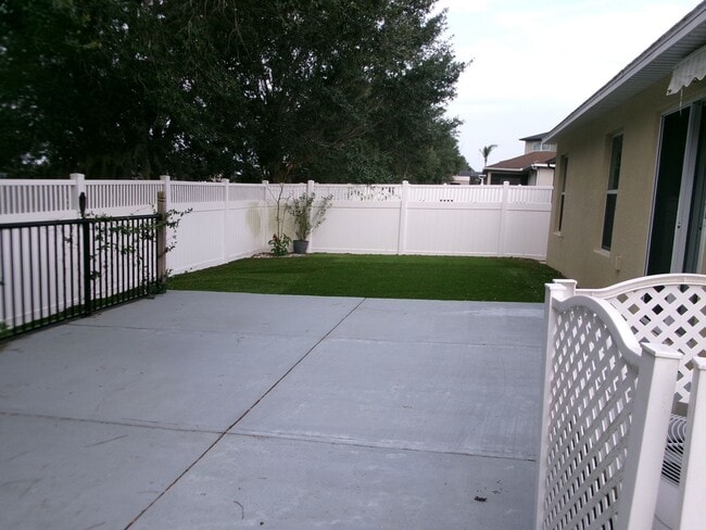Building Photo - 3/2 on a Cul-de-Sac w/Fenced Back Yard