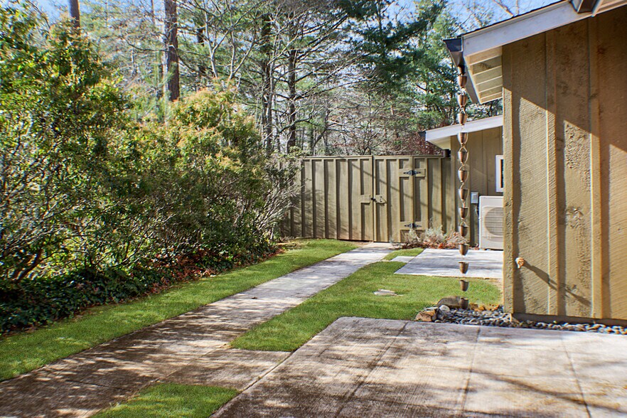 Building Photo - 21 Woodbury Rd