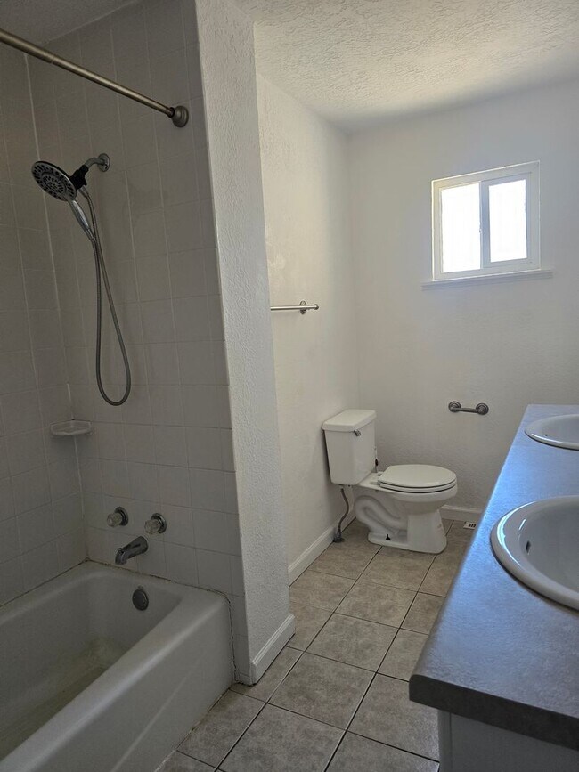 Building Photo - 3 Bedroom 2 Bath Rental