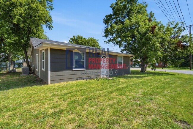 Building Photo - 1590 W Long