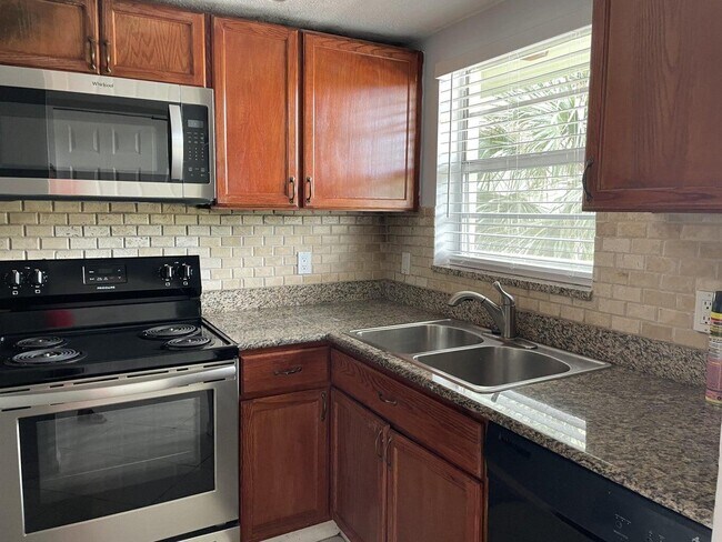 Building Photo - 1638 Embassy 305 Dr