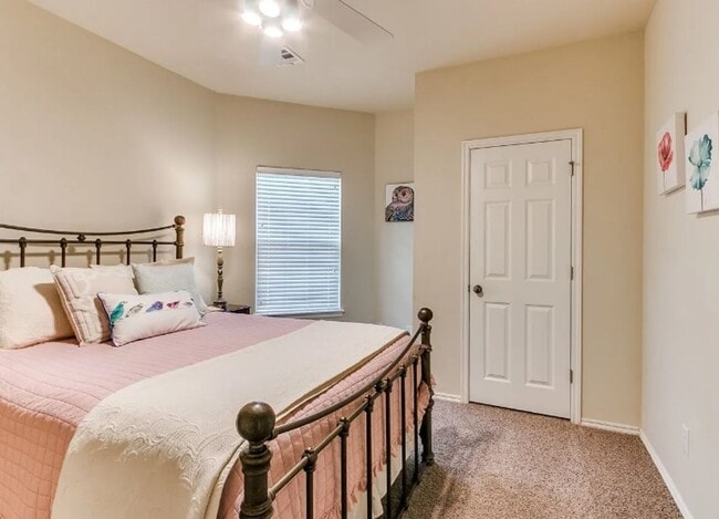 Building Photo - Adorable duplex + Edmond Schools + Lawncar...