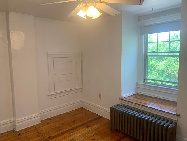 Building Photo - Spacious Two Story duplex on Walnut Street!