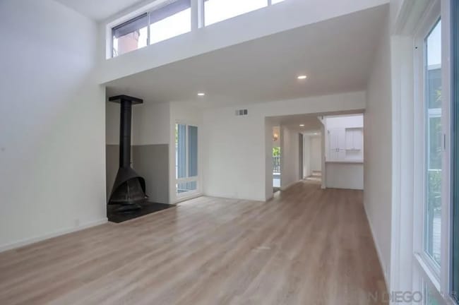 Building Photo - Townhome in the heart of La Jolla’s coveted Beach Barber Tract