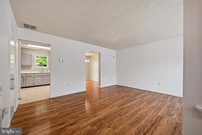Building Photo - 16 Meadowside Ct