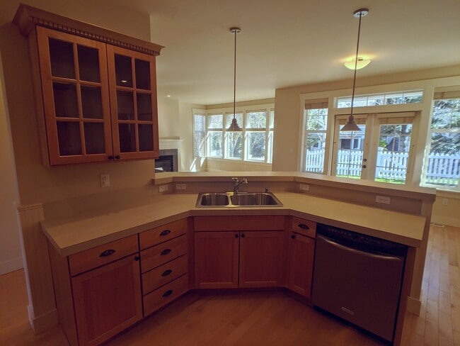 Building Photo - Very nice 2 bed, 2 bath, 1 car garage in S...