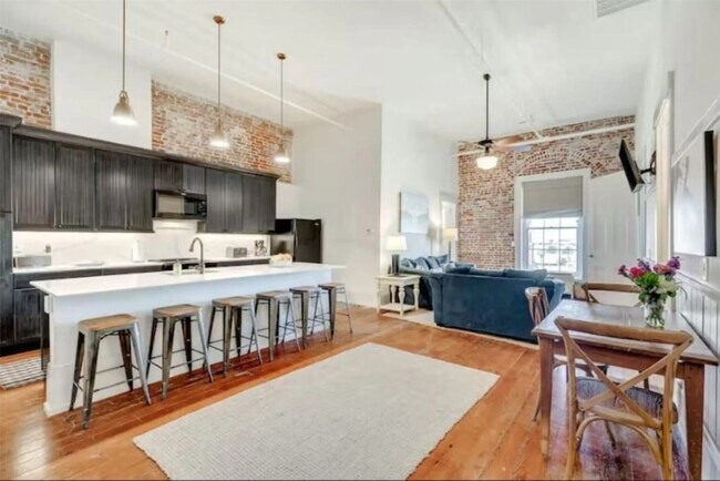 Building Photo - 2010 The Strand