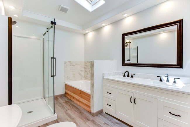 Building Photo - Renovated 3 Bedroom 2 bathroom house. Superb Master suite.
