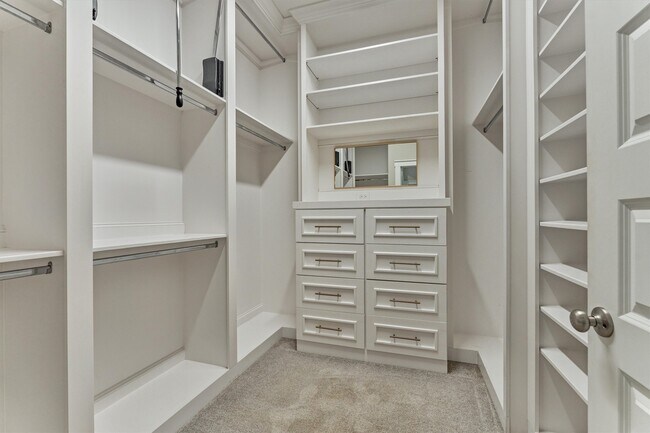 Building Photo - 222 Thistle Dr