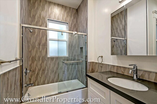 Building Photo - Bright & Sunny 2 Bedroom Flat with On-Site Laundry | Small Bonus Space
