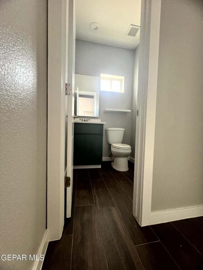 Building Photo - Open floor plan. 4 Bedrooms, 2.5 baths, 2 ...