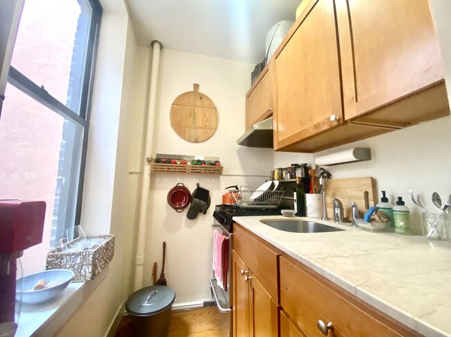 Building Photo - 245 W 115th St