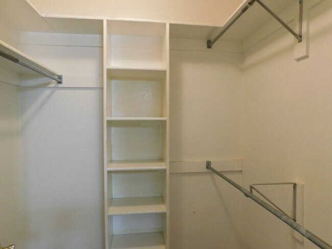 Building Photo - Charming 2 Bed 2 Bath Duplex Move in Special!