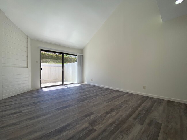 Building Photo - *Spacious updated townhouse in Monterey pa...