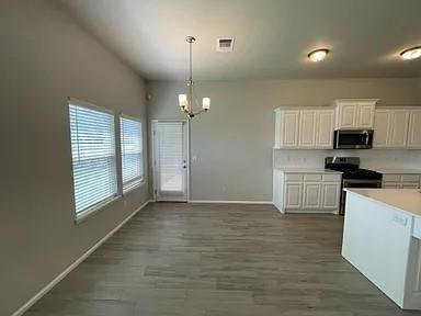 Building Photo - 2025 Sara Vista Dr