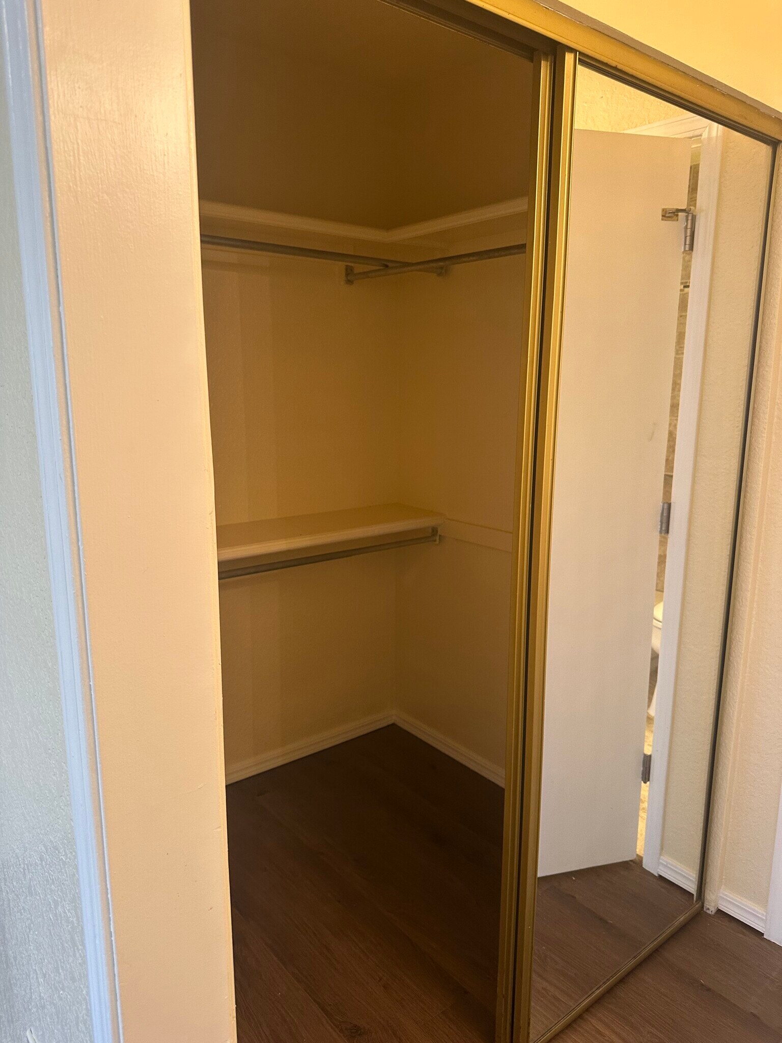 Building Photo - 9810 Walnut Ln