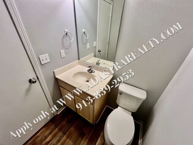 Building Photo - Spacious 3 Bed, 2 Bath, 2 Half Bath Townhome in Lee's Summit-Available NOW!!