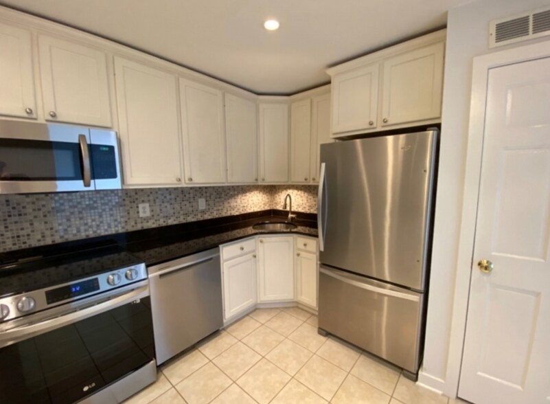 Building Photo - 261 Hedgerow Rd