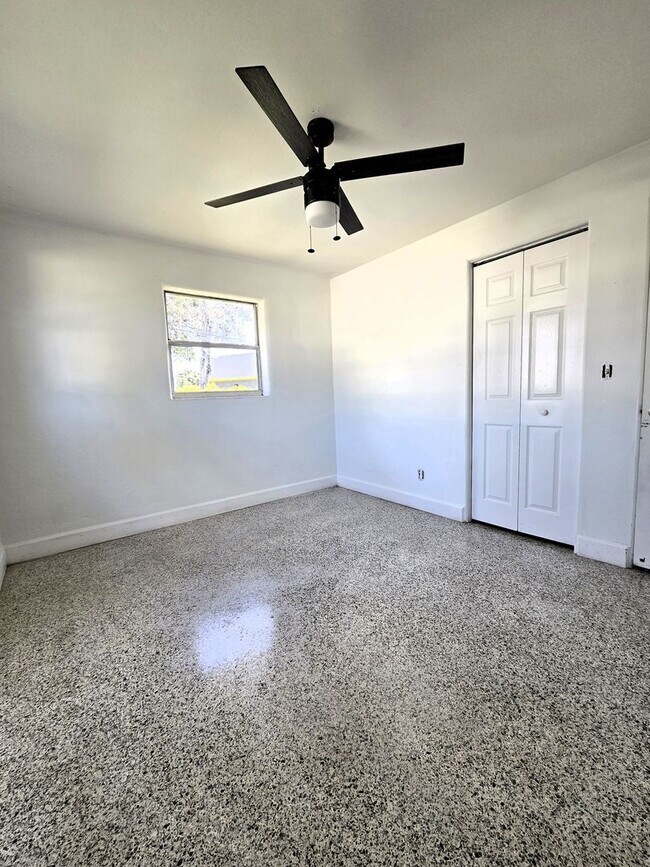 Building Photo - 1703 Edgewater Dr